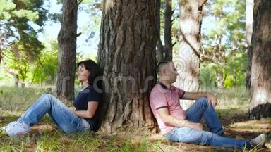 恩爱夫妻或家庭的关系.. 一男一女坐在不同的森林或公园的地上